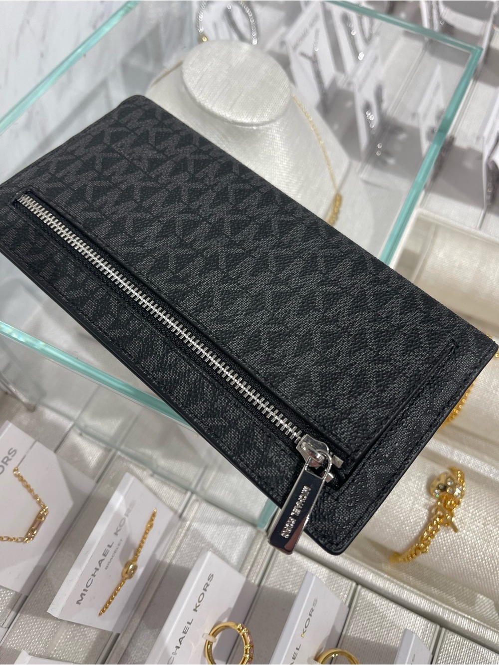 Michael Kors Carson Large Signature Logo Bifold Snap Wallet
Black
NWT - Picture 10 of 16